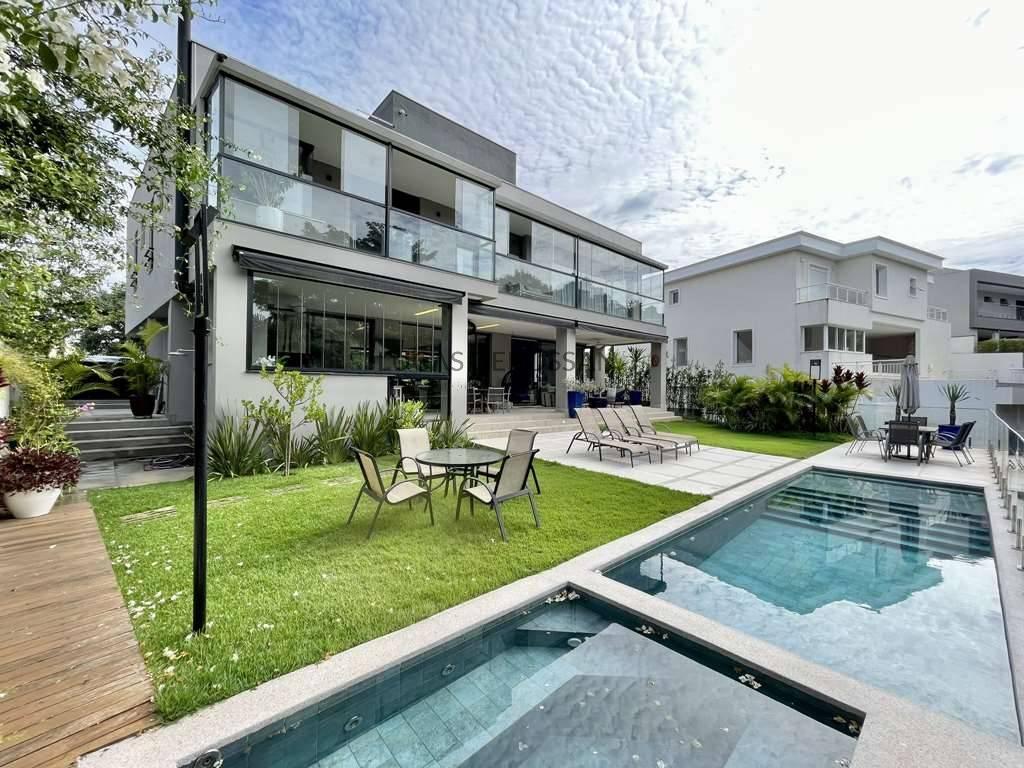 Maravilhosa casa condomínio Alphaville G.V - PORTEIRA FECHADA